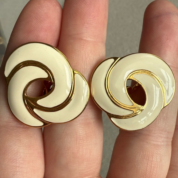 Vintage Monet White Enamel Swirl Clip-On Earrings – Gold Tone - Picture 6 of 8